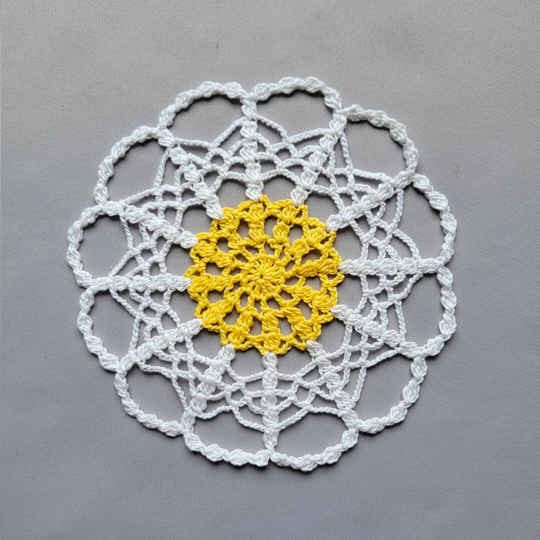 Optical Illusion 6" Daisy Doily