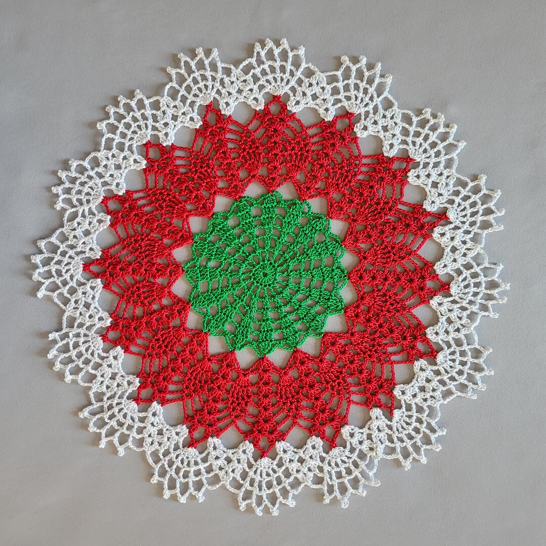 Special Pineapple 14" Doily with Silver Edge