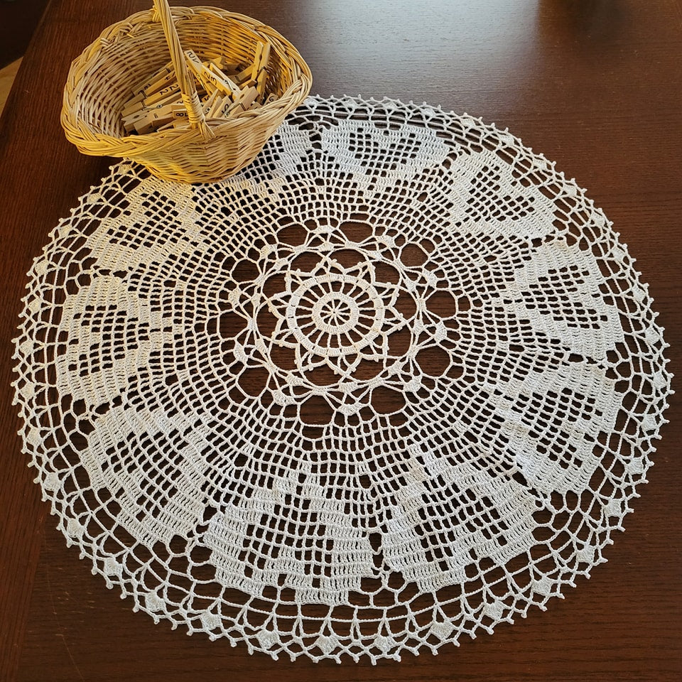 Full Hearts 25" Doily