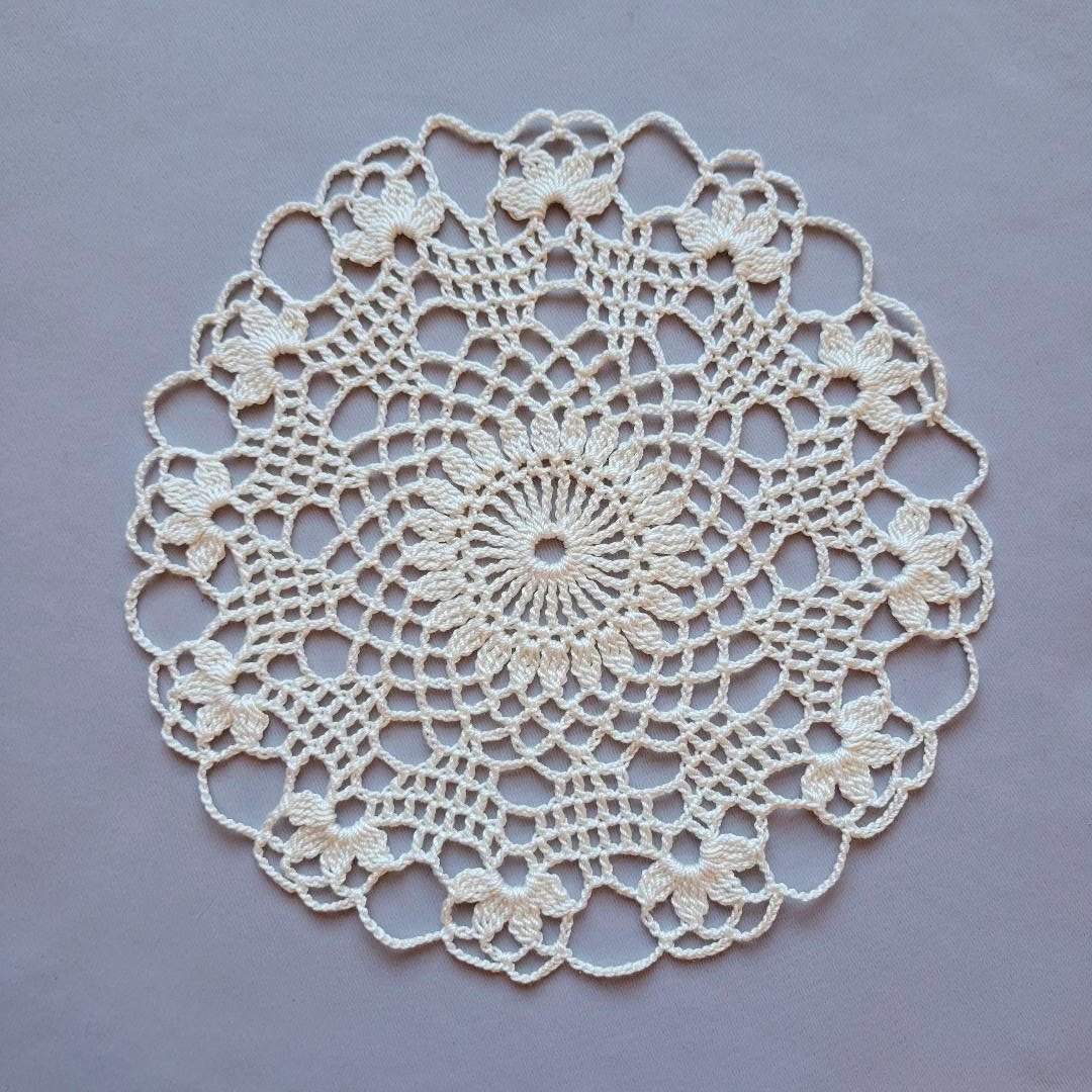 World of Contrasts Jr. 8" Doily