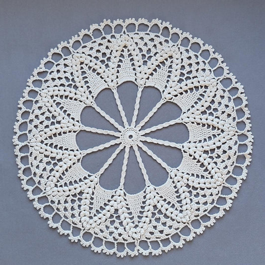 Shasta Daisy 16" Doily