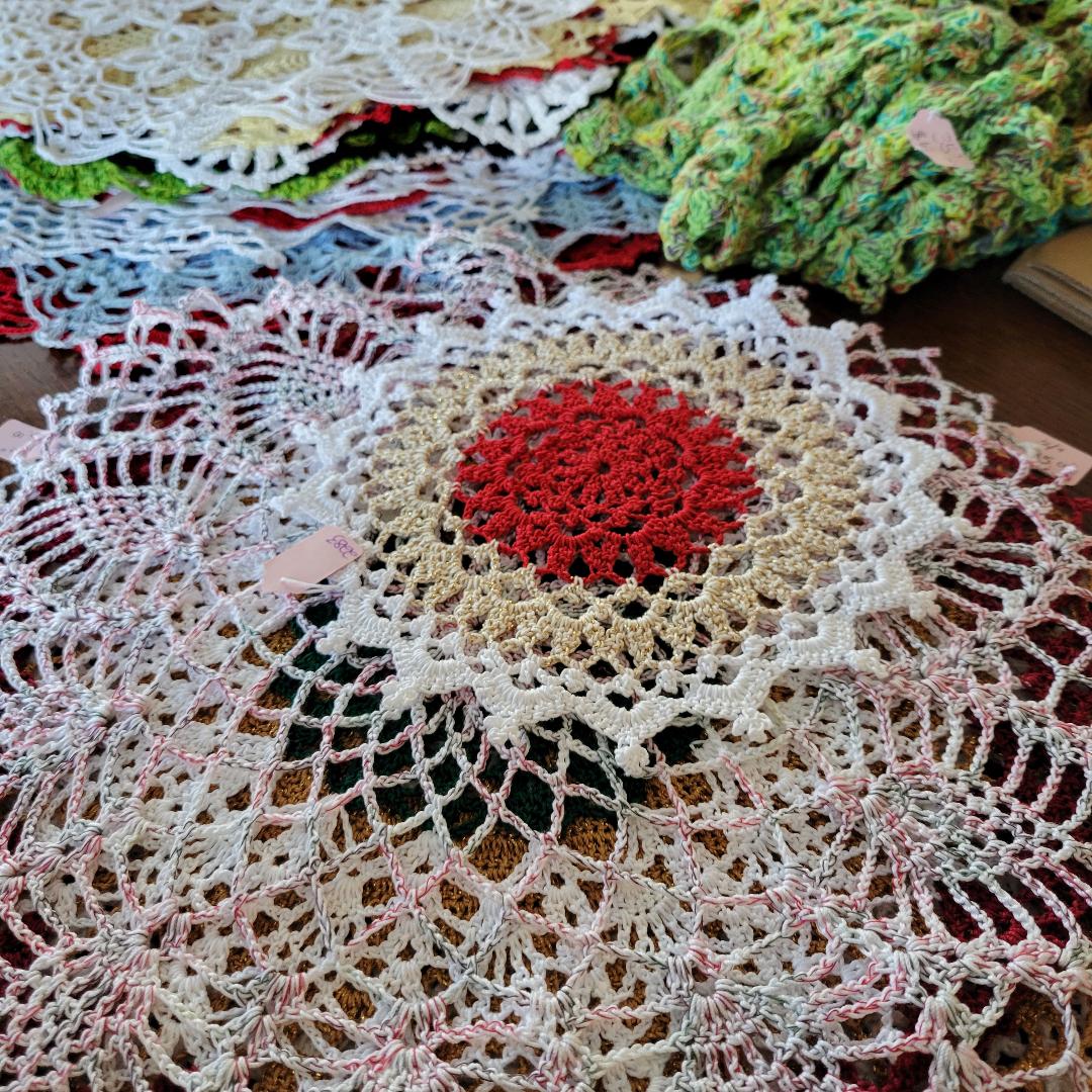 Duchess 8" Christmas Doily